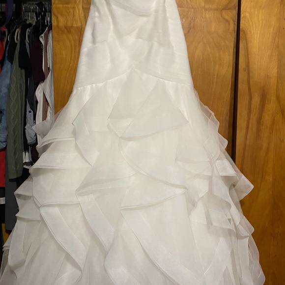 Wedding dress - Picture 2 of 3